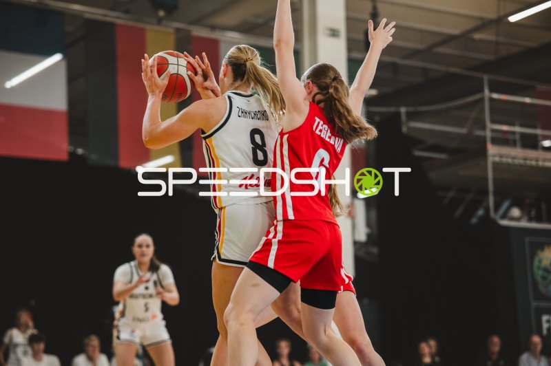 Darina Zraychenko (#8; Deutschland) im Zweikampf gegen Tereza Tegelova (#6; Czech Republic)