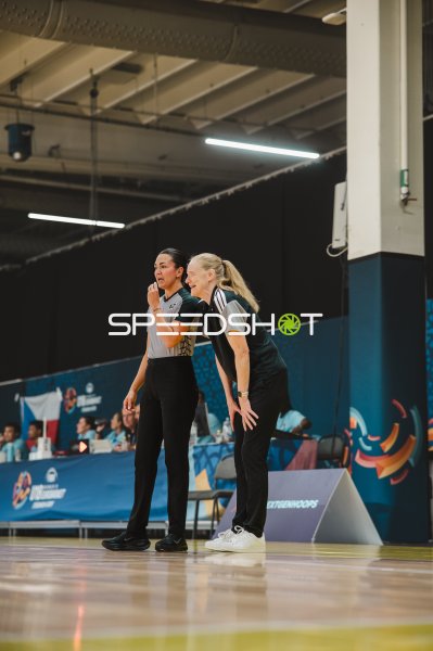 Schiedsrichterin und Trainerin im Gespräch beim U19-Turnier in Stockholm