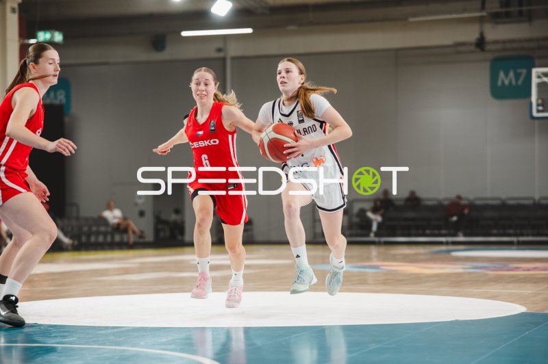 Noemi Schonauer (#6; Deutschland) im Zweikampf gegen Tereza Tegelova (#6; Czech Republic)