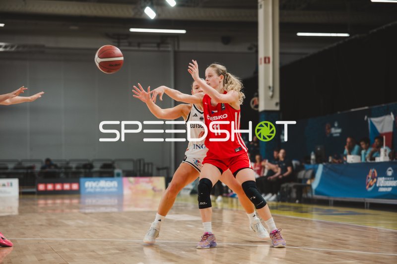 Bohdana Metysova (#11; Czech Republic) im Zweikampf gegen Deutschland