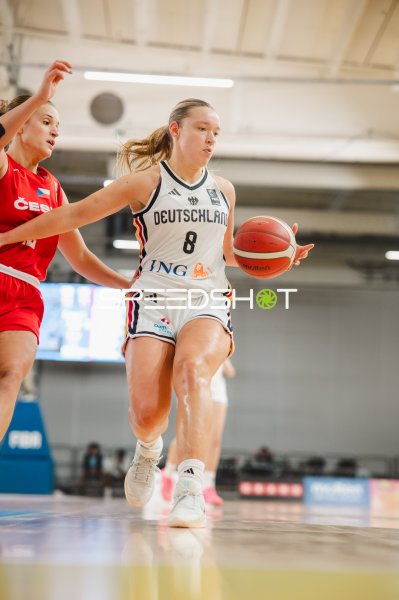 Darina Zraychenko (#8; Deutschland) im Dribbling gegen Czech Republic