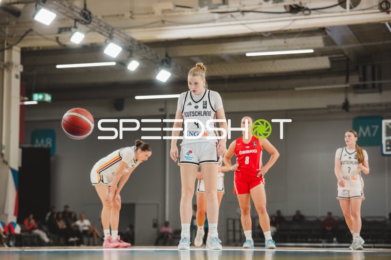 Laura Knaup (#4; Deutschland) beim Freiwurf gegen Czech Republic