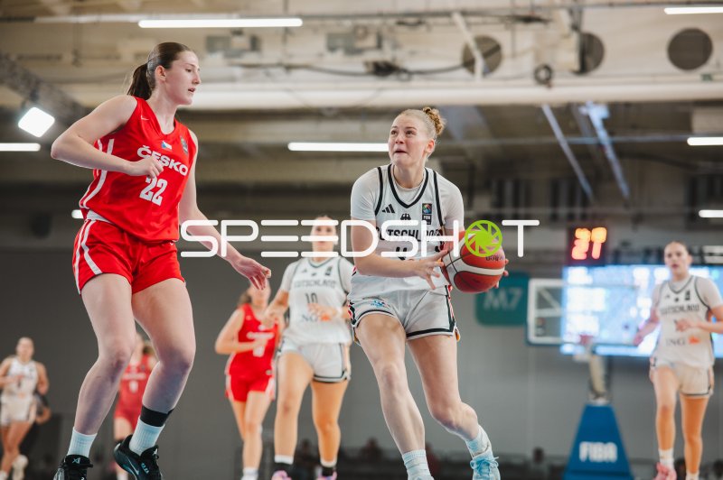 Laura Knaup (#4; Deutschland) im Angriff gegen Barbora Subova (#22; Czech Republic)