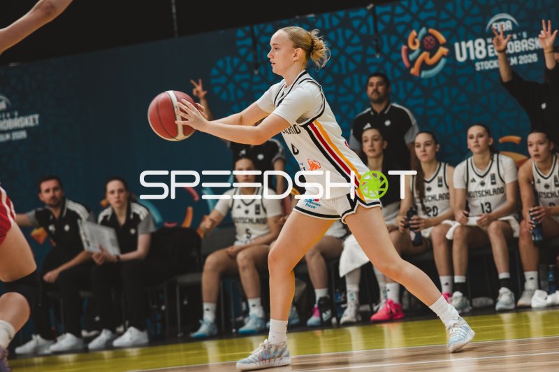 Darina Zraychenko (#8; Deutschland) mit Ball im Angriff