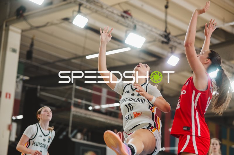 Diana Ivancic (#10; Deutschland) beim Korbleger gegen Czech Republic