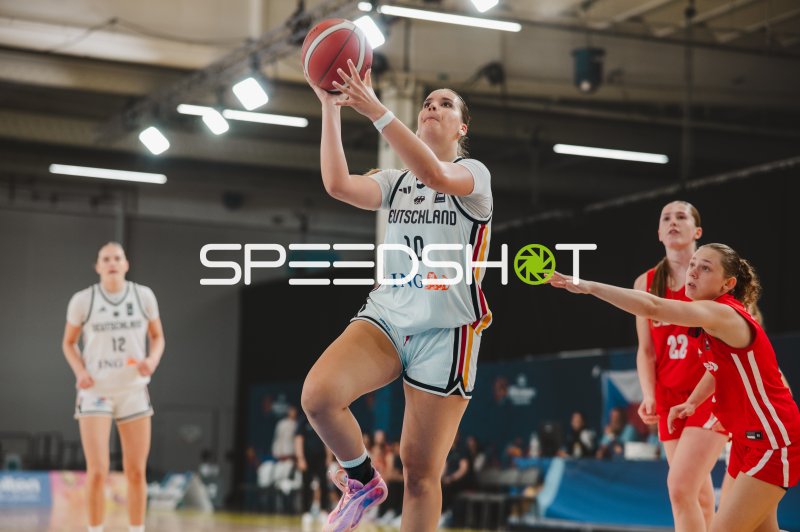 Diana Ivancic (#10; Deutschland) beim Korbwurf gegen Czech Republic