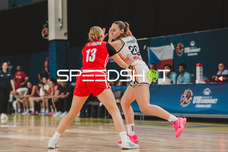 Sarah Siebold (#20; Deutschland) im Zweikampf gegen Adela Petrikova (#13; Czech Republic)