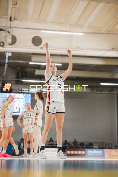 Mia Wiegand (#13; Deutschland) beim Freiwurf in Stockholm
