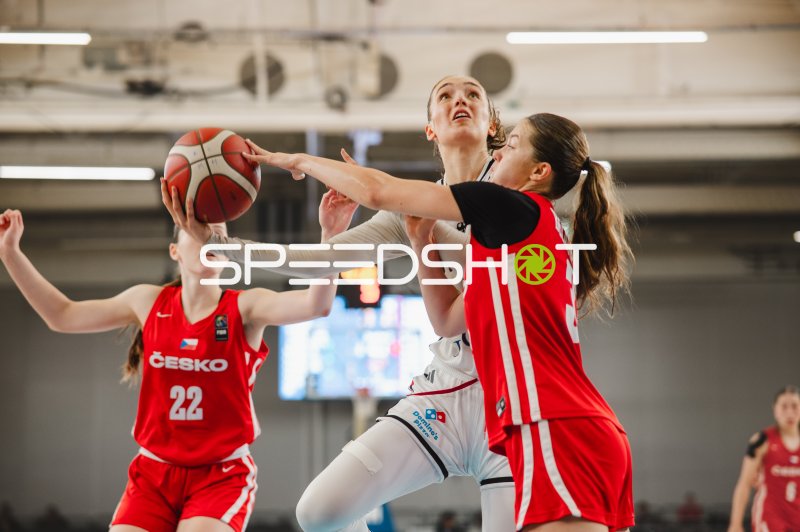 Deutschland-Spielerin im Zweikampf gegen Barbora Subova (#22; Czech Republic)