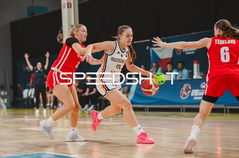Deutschland-Spielerin im Dribbling gegen Tereza Tegelova (#6; Czech Republic)
