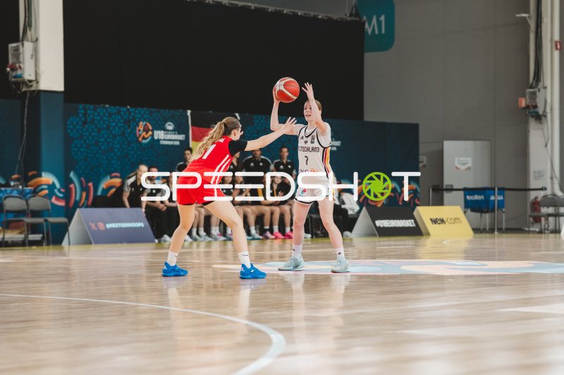 Emma Steinbicker (#7; Deutschland) im Angriff gegen Czech Republic