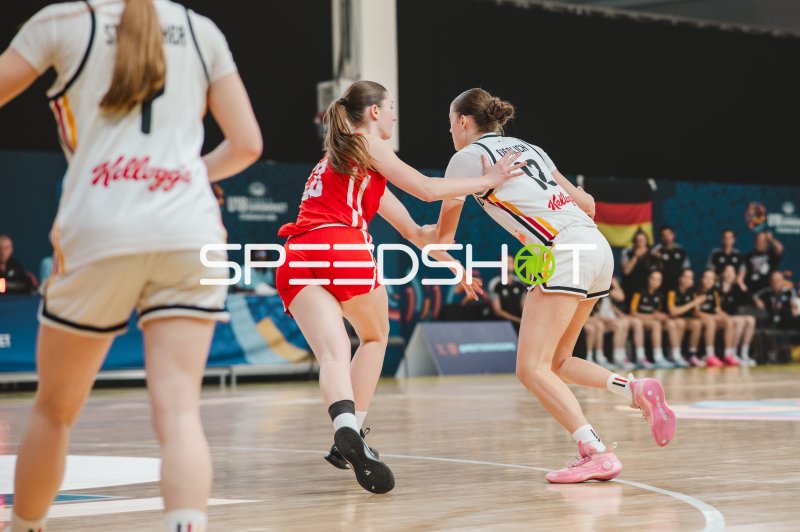 Lara Gierlich (#12; Deutschland) im Zweikampf gegen Czech Republic