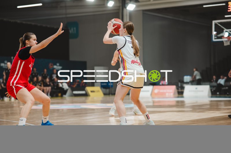 Emma Steinbicker (#7; Deutschland) im Wurf gegen Czech Republic