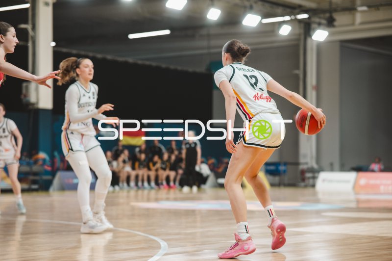 Lara Gierlich (#12; Deutschland) mit Ball im Spielaufbau