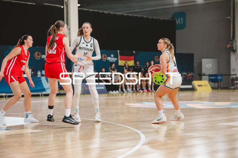 Darina Zraychenko (#8; Deutschland) mit Ball im Angriff gegen Czech Republic