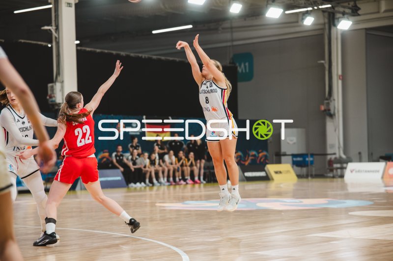 Darina Zraychenko (#8; Deutschland) beim Sprungwurf gegen Czech Republic