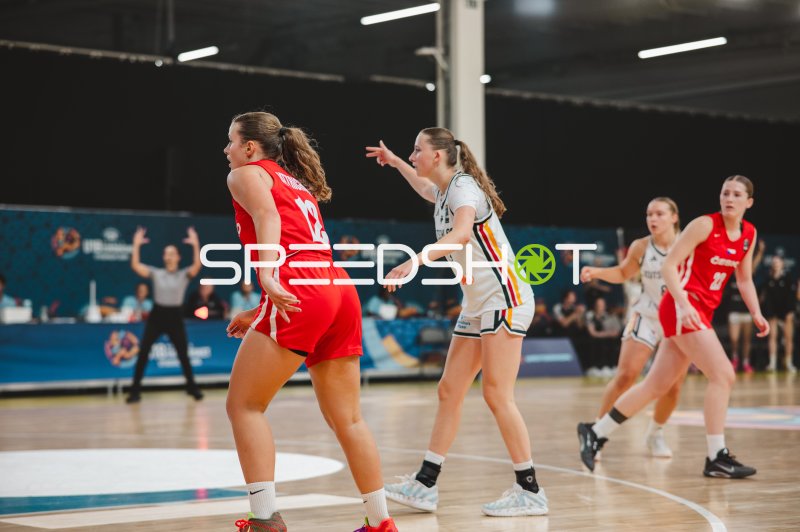 Mia Wiegand (#13; Deutschland) dirigiert die Abwehr gegen Czech Republic