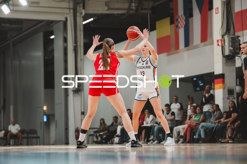Mia Wiegand (#13; Deutschland) im Angriff gegen Czech Republic