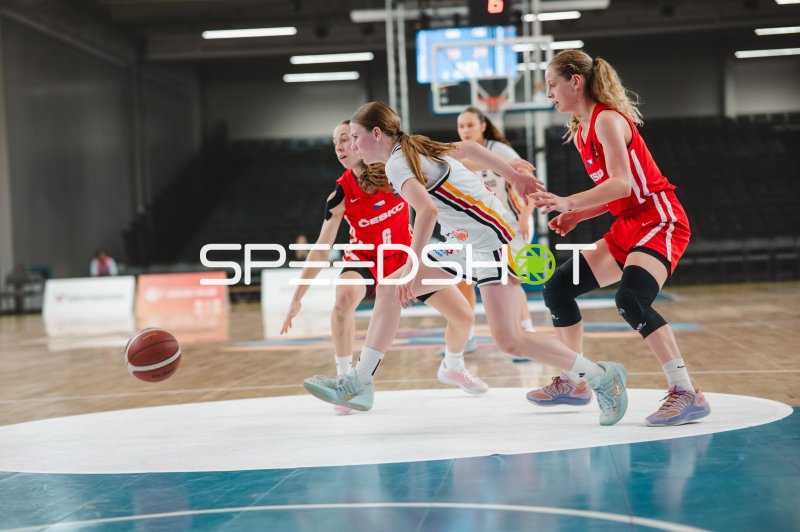 Noemi Schonauer (#6; Deutschland) im Zweikampf gegen Czech Republic