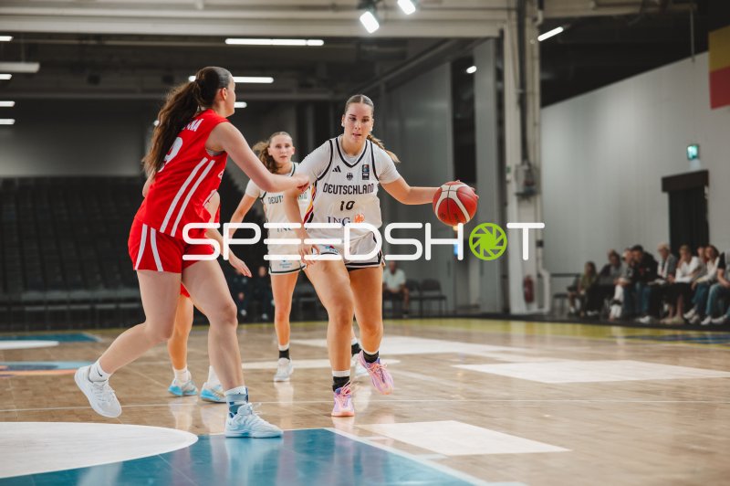 Diana Ivancic (#10; Deutschland) dribbelt gegen Czech Republic