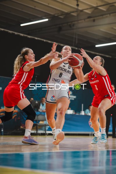 Darina Zraychenko (#8; Deutschland) im Zweikampf gegen Czech Republic