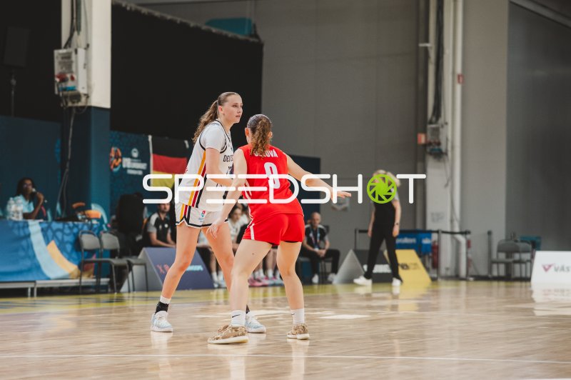 Mia Wiegand (#13; Deutschland) im Zweikampf gegen Nikola Jezova (#9; Czech Republic)