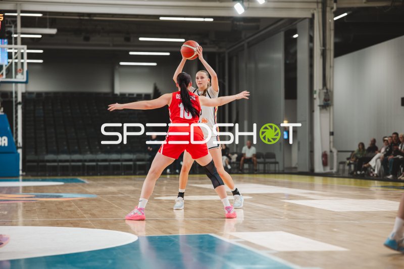 Mia Wiegand (#13; Deutschland) im Zweikampf gegen Klara Cervenkova (#10; Czech Republic)