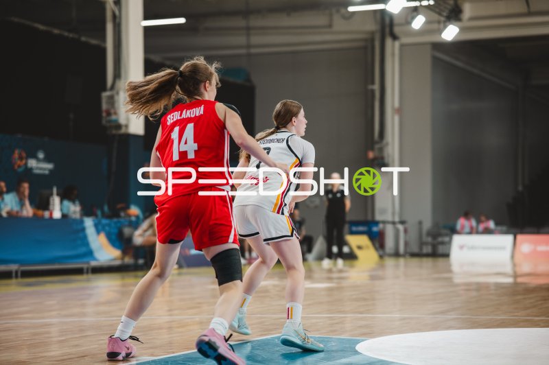 Ema Sedlakova (#14; Czech Republic) im Zweikampf mit Emma Steinbicker (#7; Deutschland)