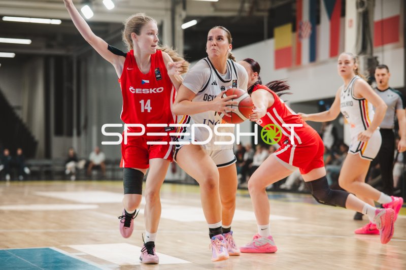 Ema Sedlakova (#14; Czech Republic) im Zweikampf gegen Deutschland