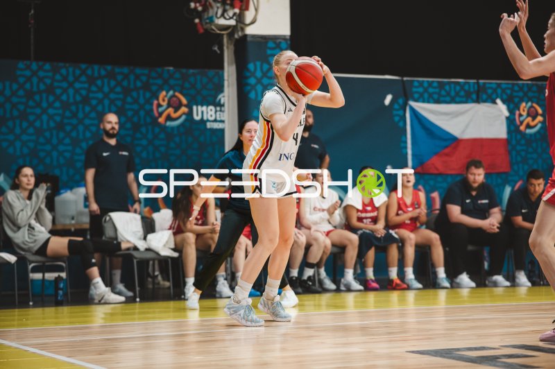 Laura Knaup (#4; Deutschland) beim Wurfversuch gegen Czech Republic