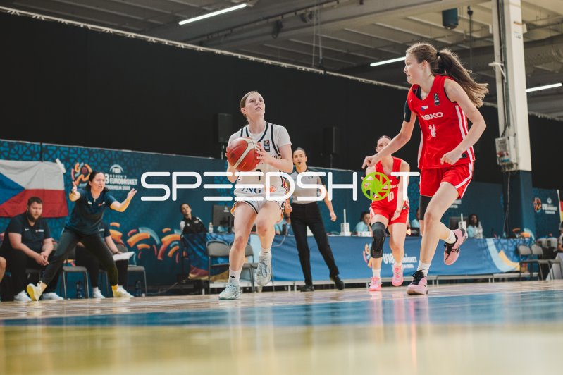 Emma Steinbicker (#7; Deutschland) beim Korbwurf gegen Czech Republic