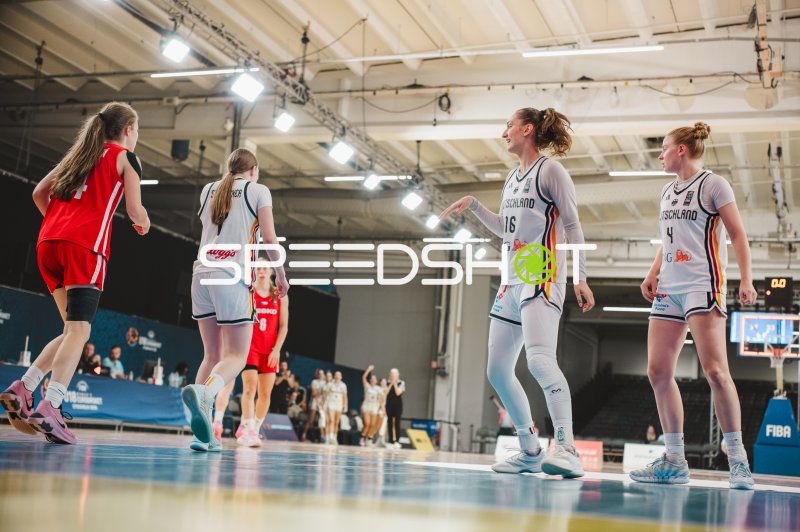 Lilli Schultze (#16; Deutschland) und Laura Knaup (#4; Deutschland) im Spielgeschehen