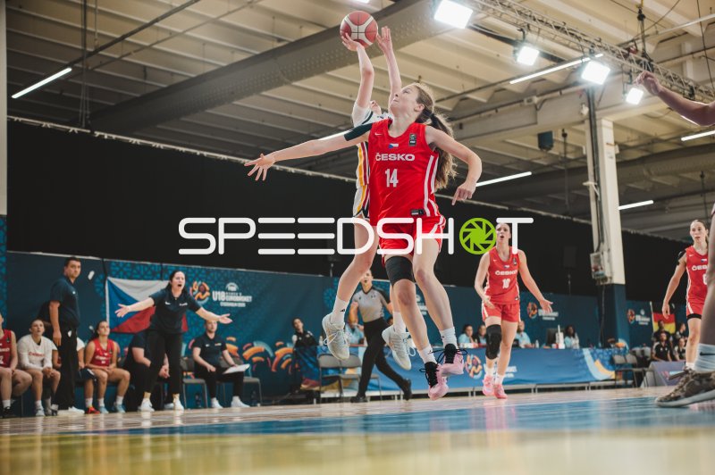 Ema Sedlakova (#14; Czech Republic) beim Korbwurf gegen Deutschland