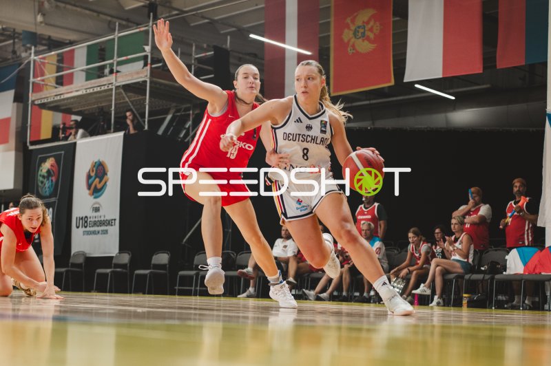 Darina Zraychenko (#8; Deutschland) treibt den Ball voran