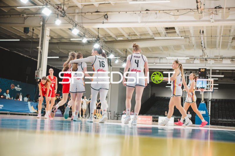 Darina Zraychenko (#8; Deutschland) und Teamkolleginnen in Spielszene