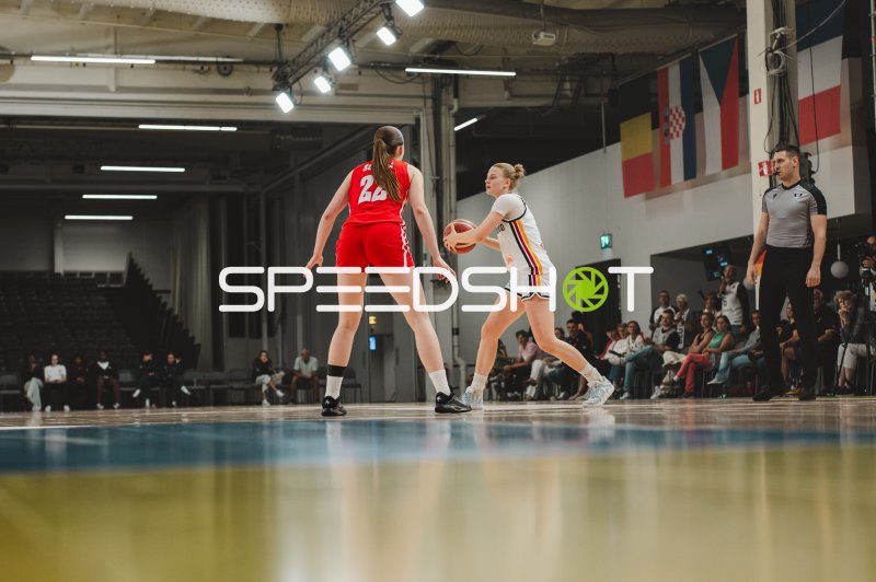 Barbora Subova (#22; Czech Republic) im Zweikampf gegen Deutschland
