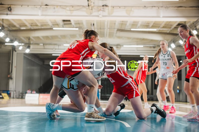 Sarah Siebold (#20; Deutschland) im intensiven Zweikampf gegen Czech Republic