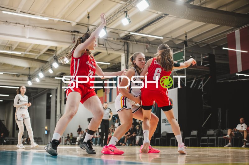 Tereza Tegelova (#6; Czech Republic) und Barbora Subova (#22; Czech Republic) im Zweikampf gegen Deutschland