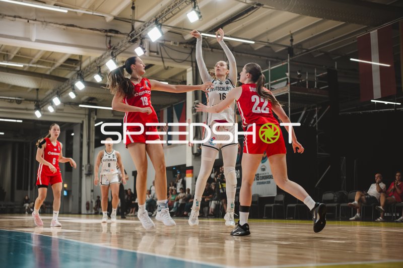 Lilli Schultze (#16; Deutschland) beim Wurfversuch gegen Czech Republic