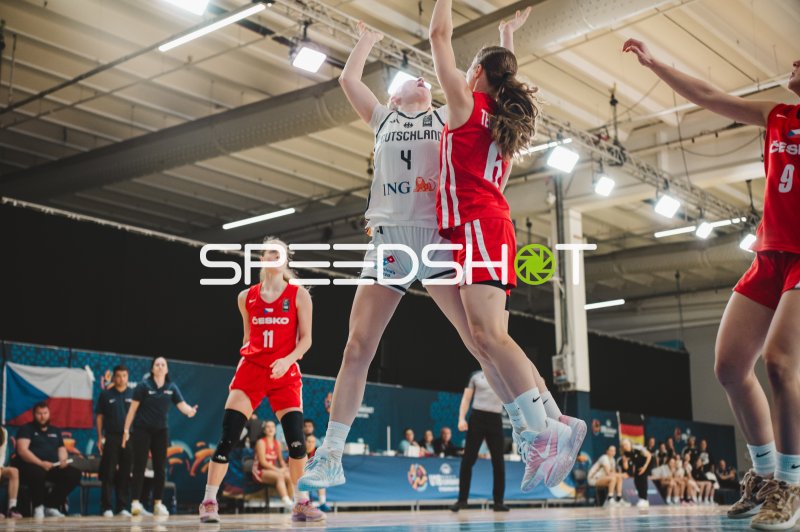 Laura Knaup (#4; Deutschland) beim Sprungwurf gegen Czech Republic