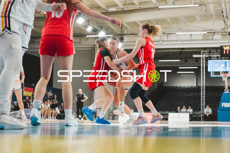 Darina Zraychenko (#8; Deutschland) im Zweikampf gegen Czech Republic