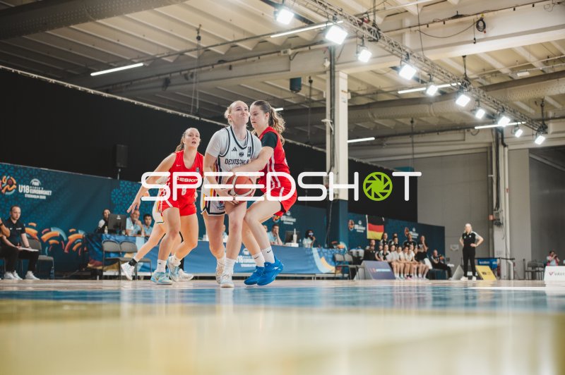 Deutschland-Spielerin behauptet Ball gegen Czech Republic bei U18 EM