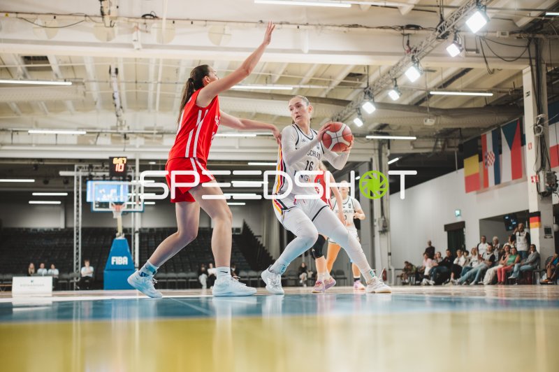 Lilli Schultze (#16; Deutschland) im Angriff gegen Czech Republic