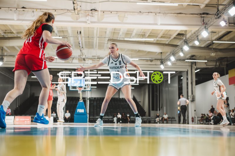 Mia Wiegand (#13; Deutschland) in Defensivstellung gegen Czech Republic