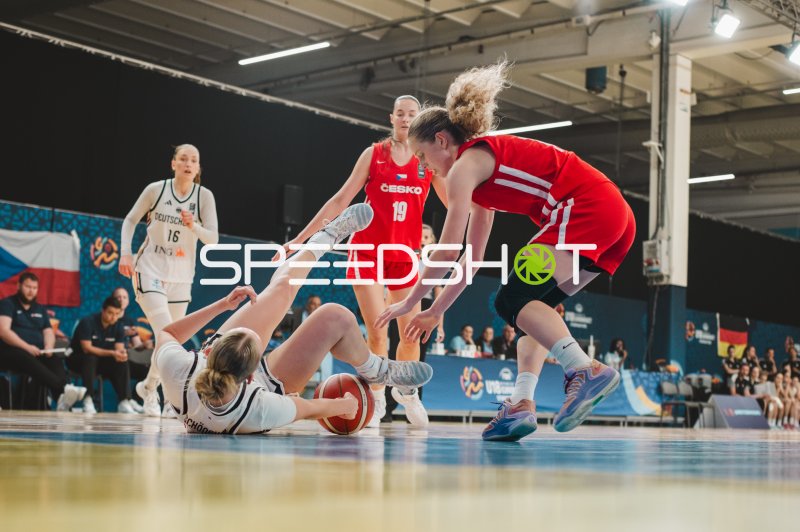 Noemi Schonauer (#6; Deutschland) kämpft am Boden um den Ball