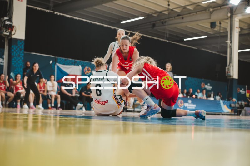 Noemi Schonauer (#6; Deutschland) im Bodenkampf gegen Czech Republic
