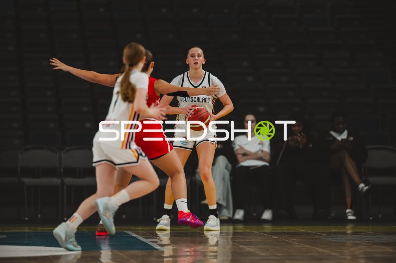 Mia Wiegand (#13; Deutschland) im Ballbesitz gegen Czech Republic