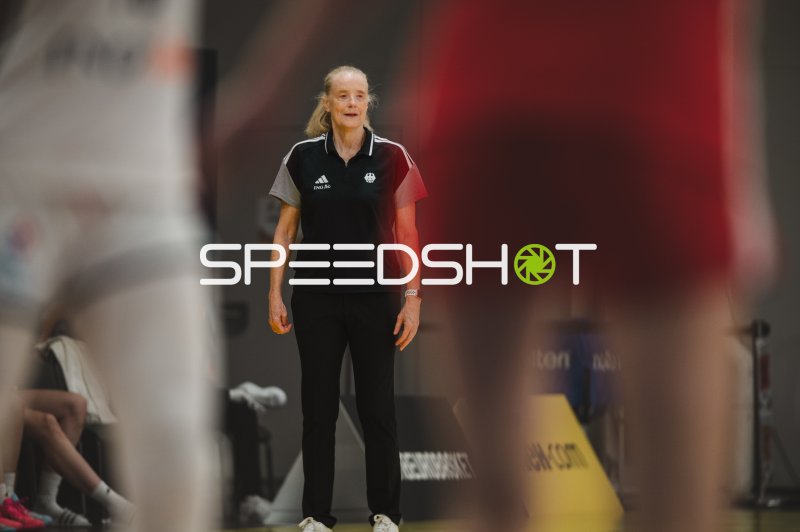 Trainerin Deutschland an der Seitenlinie beim Handball-Match in Stockholm