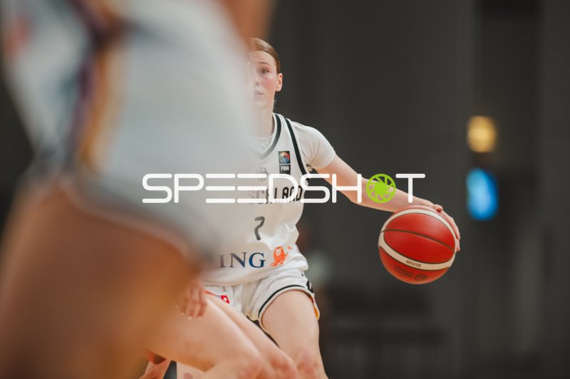 Emma Steinbicker (#7; Deutschland) mit Ball im Spielaufbau