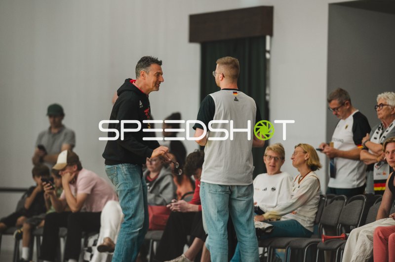 Gespräch am Spielfeldrand bei Deutschland-Spiel in Stockholm